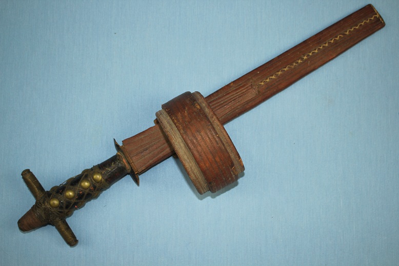 A Telek arm dagger An early Tuareg example A robust fighting knife www.swordsantiqueweapons.com