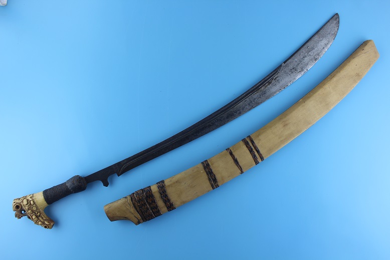 Langgai Tinggang Mandau Niabor parang sabre Borneo 19th century A rare sword type Strong blade www.swordsantiqueweapons.com